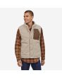 Hombre con Chaleco reversible Patagonia Bivy Down Vest Classic Tan reverso polar