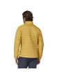 Hombre con cazadora acolchada Patagonia Men's Nano Puff Jacket amarilla posterior