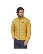 Hombre con cazadora acolchada Patagonia Men's Nano Puff Jacket amarilla