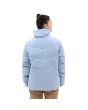 Mujer con chaqueta acolchada impermeable Vans Foundry MTE azul celeste posterior