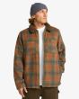 Hombre con chaqueta de invierno Billabong Hills Sherpa Otter abierta