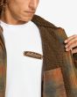 Hombre con chaqueta de invierno Billabong Hills Sherpa Otter forro y bolsillo interior