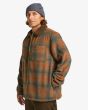 Hombre con chaqueta de invierno Billabong Hills Sherpa Otter lateral