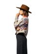 Mujer con Chaqueta Brixton Trail Terry Cloth Trucker Jacket Electronic Indigo Pattern lateral