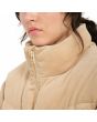 Mujer con chaqueta corta de pana acolchada convertible en chaleco Volcom Cord'N Puff Khaki cuello alto