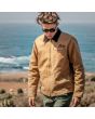 Hombre con Chaqueta Deus Ex Machina Address Workwear Jacket Marrón lifestyle