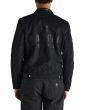 Hombre con Chaqueta motera Deus Ex Machina Road Mesh Jacket Negra estampado reflectante posterior
