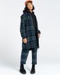 Mujer con chaqueta Element Brand Pilgrim Blackwatch lateral