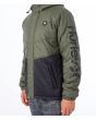 Hombre con Chaqueta bomber acolchada Hurley Portage Puffer verde manga