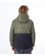 Hombre con Chaqueta bomber acolchada Hurley Portage Puffer verde posterior