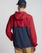 Hombre con chaqueta impermeable Element Koto roja posterior