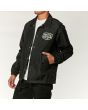 Hombre con chaqueta Deus Ex Machina Venice Coach negra bolsillo