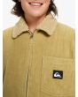 Hombre con chaqueta de pana Quiksilver DNA Sherpa Harrington Beige  bolsillo