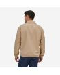 Hombre con chaqueta de entretiempo Patagonia Baggies Jacket Oar Tan posterior