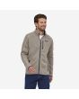 Hombre con chaqueta polar Patagonia M's Better Sweater Oar Tan