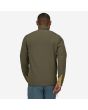 Hombre con Chaqueta impermeable Patagonia M's R2 TechFace verde posterior