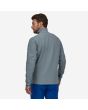 Hombre con Chaqueta impermeable Patagonia M's R2 TechFace gris posterior