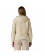 Mujer con chaqueta de forro polar con capucha Patagonia Retro Pile Hoody Beige y Verde posterior