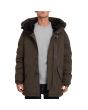 Hombre con chaqueta de invierno Volcom Interzone Jacket marrón abierta