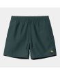 Bañador Carhartt WIP Chase Swim Trunks verde con el logo dorado para hombre