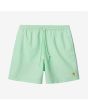 Bañador Carhartt WIP Chase Swim Trunks verde menta con el logo dorado para hombre