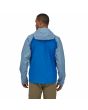 Hombre con chaqueta impermeable plegable Patagonia Men's Torrentshell 3L Jacket Bayou Blue azul posterior