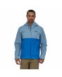 Hombre con chaqueta impermeable plegable Patagonia Men's Torrentshell 3L Jacket Bayou Blue azul 