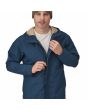 Hombre con chaqueta impermeable Patagonia Jackson Glacier Rain Jacket Azul Tidepool cremallera