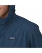 Hombre con chaqueta impermeable Patagonia Jackson Glacier Rain Jacket Azul Tidepool DWR