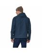 Hombre con chaqueta impermeable Patagonia Jackson Glacier Rain Jacket Azul Tidepool posterior
