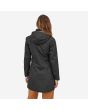 Mujer con chubasquero Patagonia W's Torrentshell 3L City Coat negro posterior