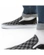 Hombre con Zapatillas sin cordones Vans Classic Slip-On Checkerboard Negras y Grises