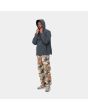 Hombre con chaqueta de invierno Carhartt WIP Nimbus Pullover gris capucha