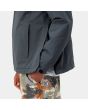 Hombre con chaqueta de invierno con capucha Carhartt WIP Nimbus Pullover gris lateral