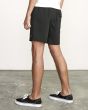 Hombre con pantalón corto RVCA Elastic Short 17" negro posterior izquierda