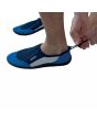Hombre con zapatillas de agua Seac Reef Aquashoes Azules para playa y piscina ajuste