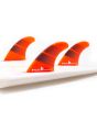 Quillas para tabla de surf FCS II Accelerator Neo Glass Tri Fins en talla L y color rojo y negro puestas