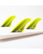 Quillas para tabla de surf FCS II Carver Neo Glass Tri Fins en talla M y color Acid Gr puestas