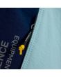 Detalle del tirador Florence y texto “Equipment Modern” sobre panel AIRTEX perforado