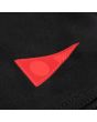 Logotipo burgee rojo sobre tejido negro técnico con costuras reforzadas