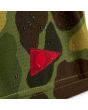 Primer plano del tejido técnico repelente al agua con gotas y logo rojo Burgee de Florence Marine X sobre camuflaje Tropic Green