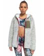Mujer con Polar de Sherpa con cremallera y capucha Roxy Want It verde oliva frontal abierto