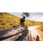 Hombre con Funda para longboard Dakine Mission Surfboard Bag Noserider 8'0 Carbon lifestyle coche