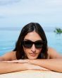 Mujer apoyada en la piscina con Gafas de sol I-SEA Cate color negro con lentes polarizadas smoke