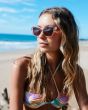 Mujer en la playa con Gafas de sol rosadas I-SEA Cate Watermelon con lentes polarizadas Plum