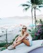 Mujer sentada en entorno tropical con Gafas de sol I-SEA Cruz color aguacate con lentes polarizadas verdes
