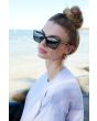 Mujer junto al mar con Gafas de sol polarizadas I-SEA Kiki color Black/Smoke