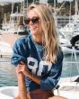 Mujer en barco con Gafas de sol I-SEA Nova Rojas con lentes polarizadas azules 