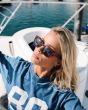 Mujer con Gafas de sol I-SEA Nova Rojas con lentes polarizadas azules 