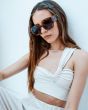 Mujer con Gafas de sol I-SEA Olivia color Mocha Tort con lentes marrones polarizadas montura cuadrada